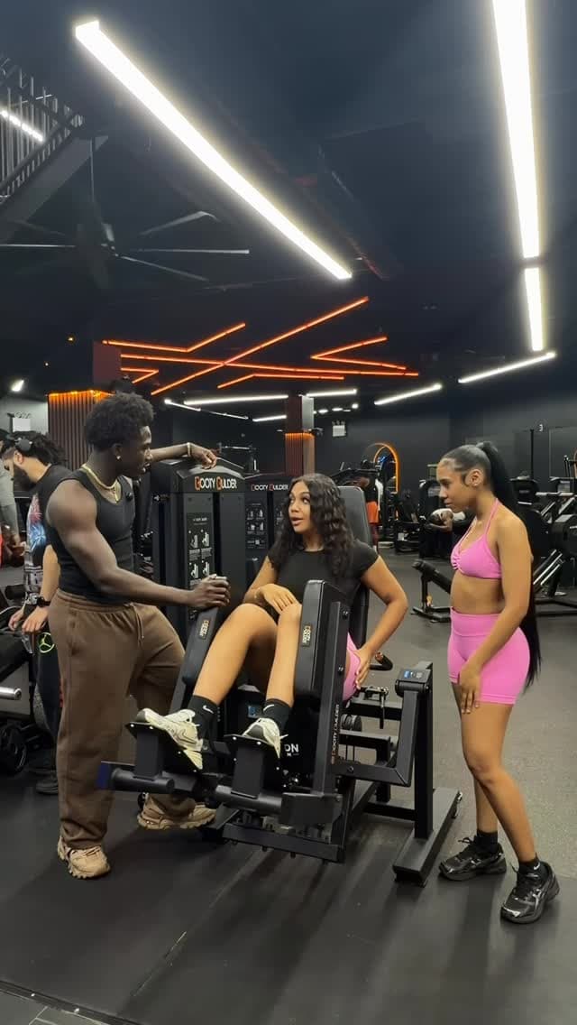 Is there a trainer like this in your gym⁉️
.
.
.
.
.
.
#goodgirl #fitnessreels #samuelnice #glutegrowth