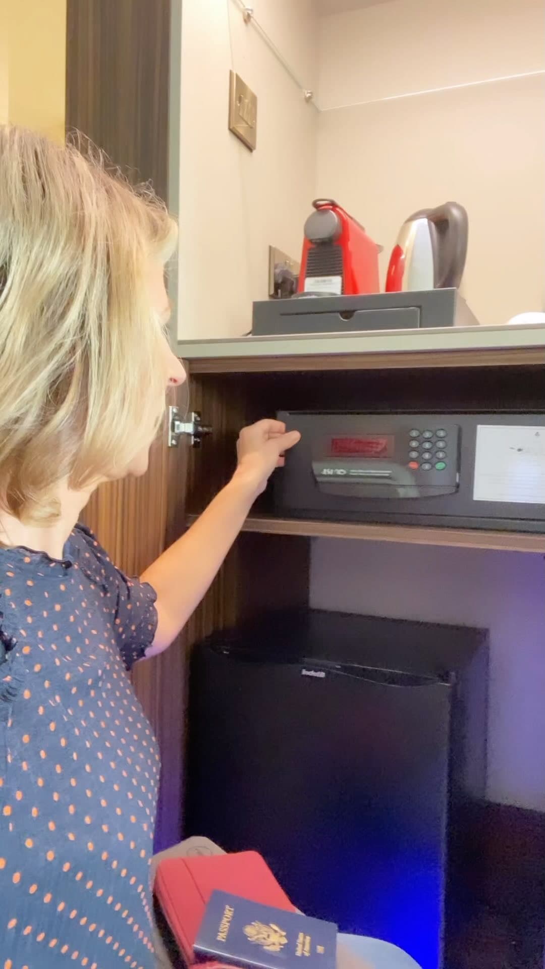 How to never forget you put things in the hotel safe.
#traveltips #travel #smanthabrown #hotels #forget