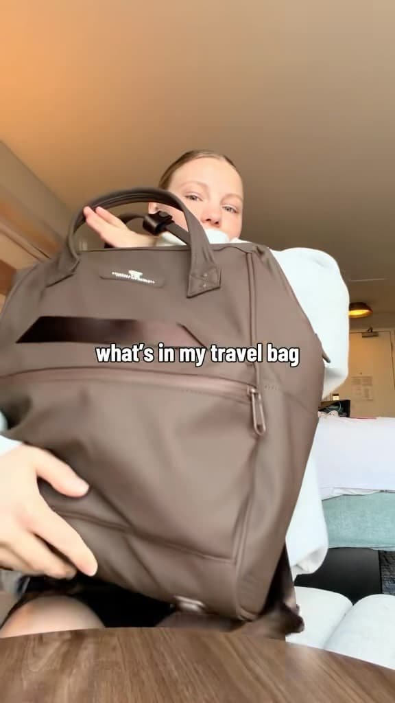 my travel bag essentials 🧳✈️ #travelessentials #traveltips #whatsinmybag #travel