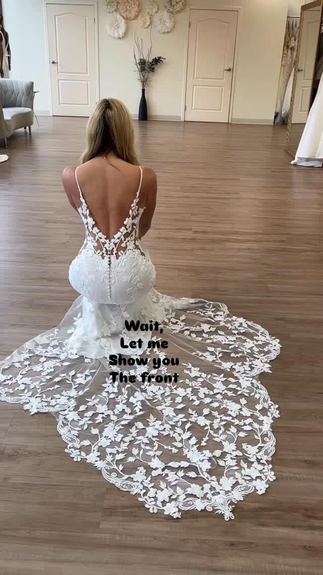 💫 stunning from every angle and perfect for a summer wedding!
#weddinginspo #summerweddings #weddingdress