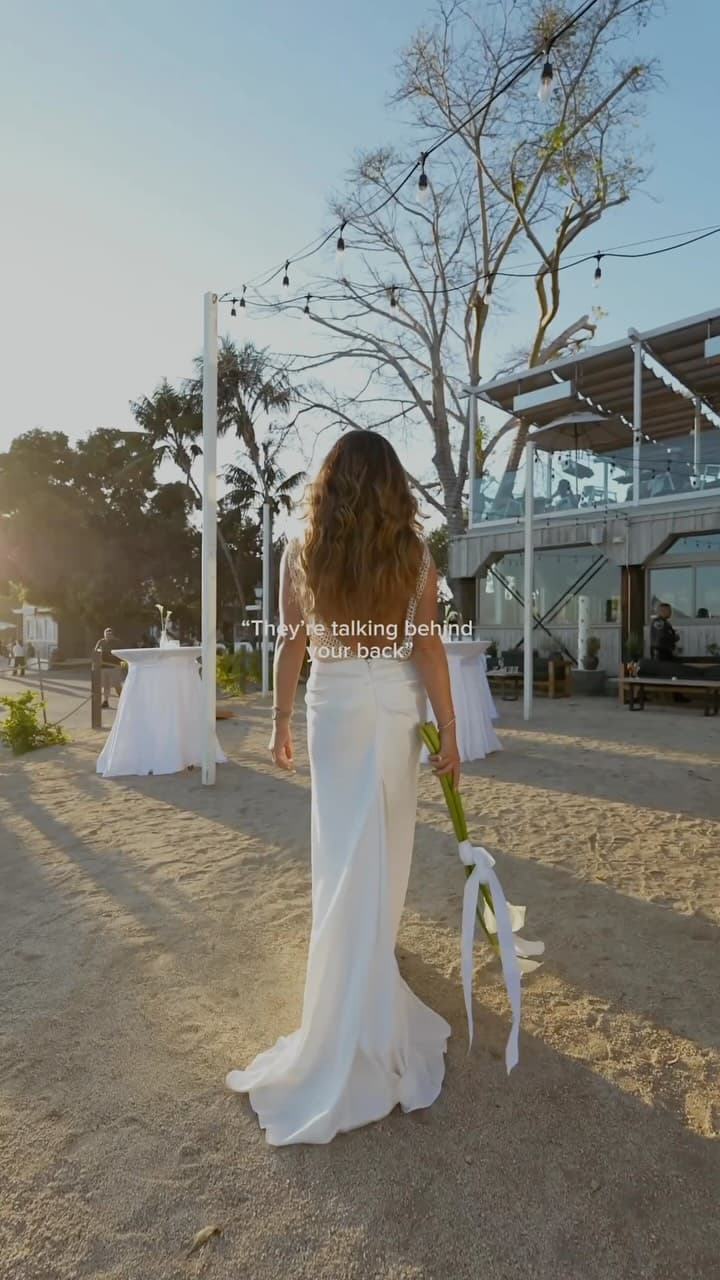 Back deserves a moment @rheacostabridal 🕊️.
#Wedding #Bride #RheaCosta