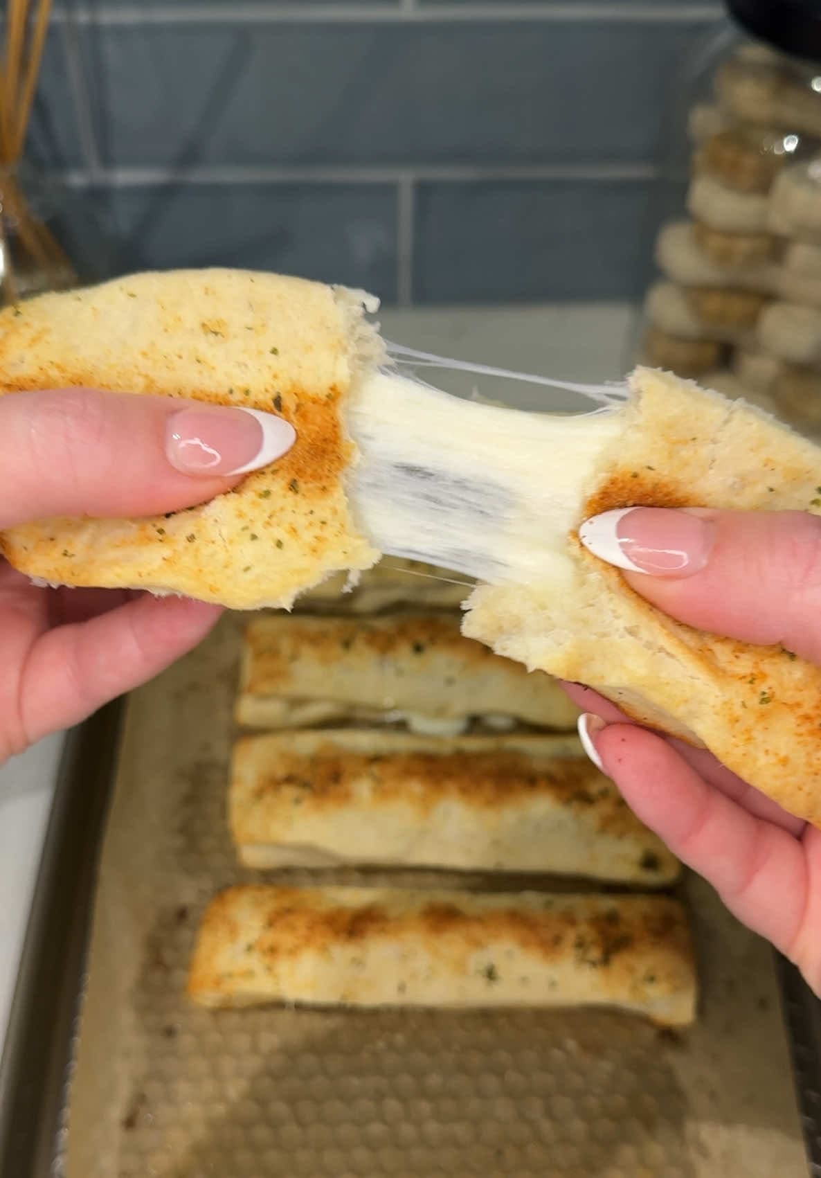 these viral cheesy breadsticks are about to be your new favorite little snackie before dinner 🧀🥖 Ingredients: 5 string
