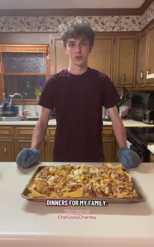 Cooking dinner for my family: Chicken Nachos - quick and easy dinner #easydinnerideas #chicken #dinneridea #creatorsearc