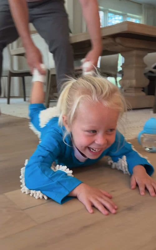 When everyone needs to contribute #momhack #toddler #toddlerlife #momhack #MomsofTikTok